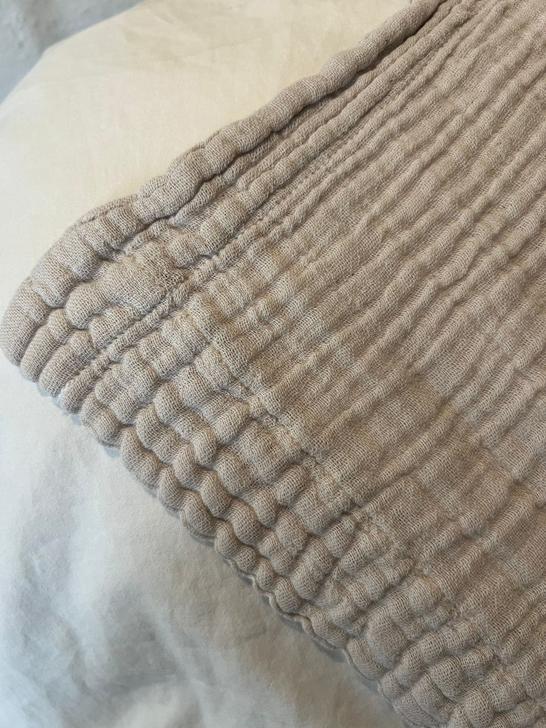 Bed Throw in Soft WHITE