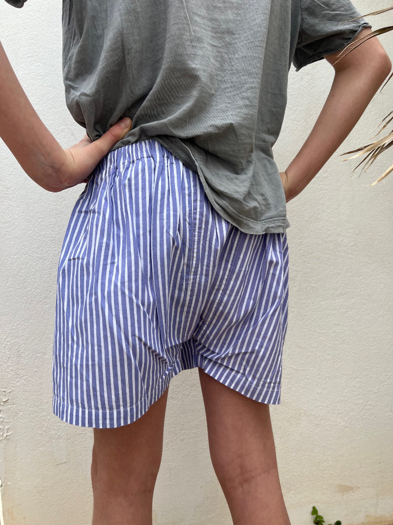 ROBIN-SHORTS aus Popelin Baumwolle für Jungen, Blau-Weiss gestreift.